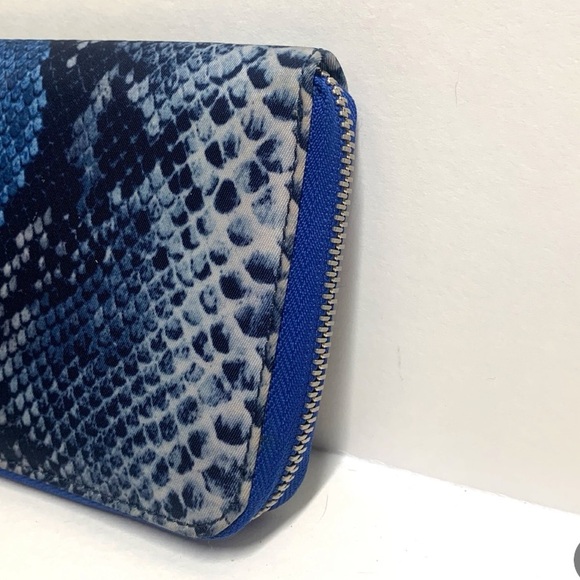 Stuart Weitzman Blue Python-Print Zip-Around Continental Wallet - RARE - Picture 3 of 12